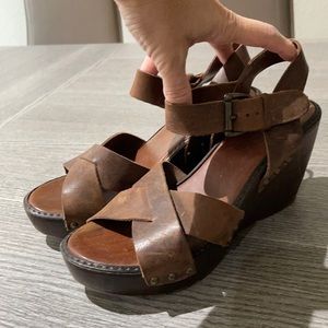 I’m selling this beautiful Aldo wedges size 7